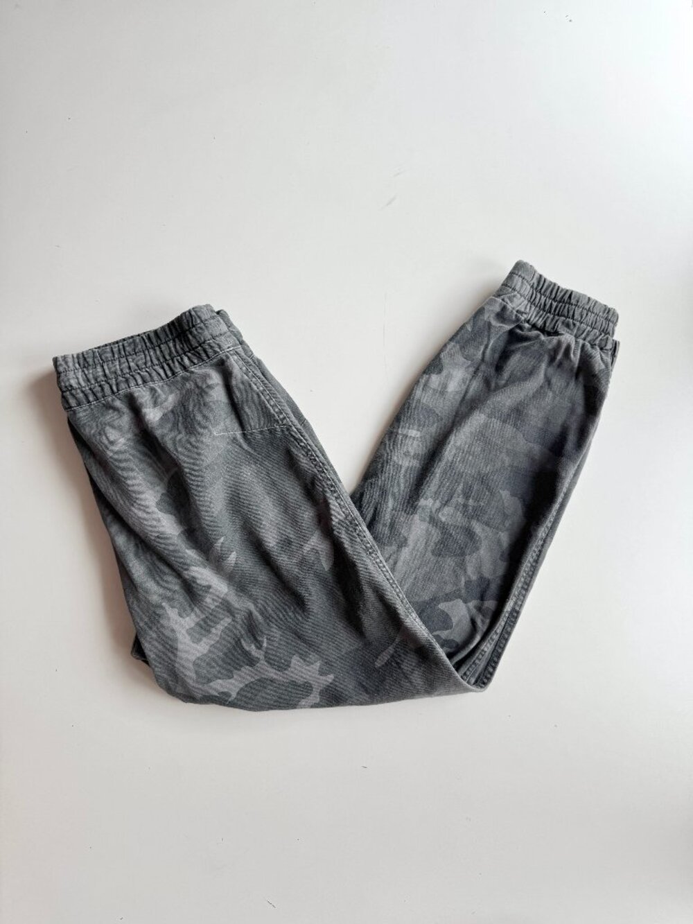 Aritzia TNA Alix Grey Camo Cotton Canvas Jogger Pants, Size M